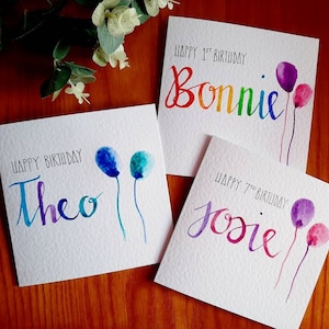 Cartões de aniversário em aquarela feitos à mão: nome escrito em tinta de caligrafia, seleção de cores e personalização por idade disponíveis