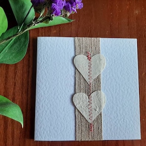 Biglietto d'auguri fatto a mano con cuori di carta e finiture in iuta - perfetto per matrimoni, San Valentino, anniversari e ogni occasione