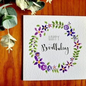 Handgeschilderde aquarel paarse bloemenkrans wenskaarten met personalisatie beschikbaar. Fijne verjaardag, fijne verjaardag, elke gelegenheid