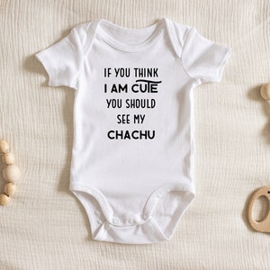 Wenn du denkst, dass ich süß bin, solltest du meinen Chachu sehen | Pakistanische Baby Geschenk | Indianer Strampler | Babyparty | Hindi Onkel Geschenk | Punjabi Hindi Urdu