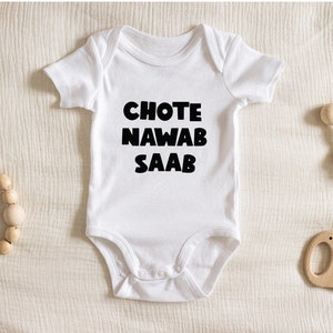 Könnte beinhalten: Weißer Baby-Strampler mit schwarzem Text, der "CHOTE NAWAB SAAB" lautet.