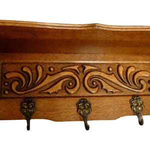 Perchero vintage de roble francés con estante y 5 ganchos para colgar en la pared, madera tallada, decoración rústica de granja.