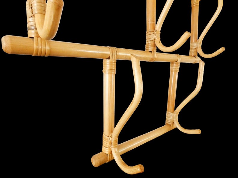 Puede incluir: Un perchero de bamb&uacute; natural con m&uacute;ltiples ganchos. El perchero est&aacute; hecho de bamb&uacute; tejido y tiene un acabado natural.