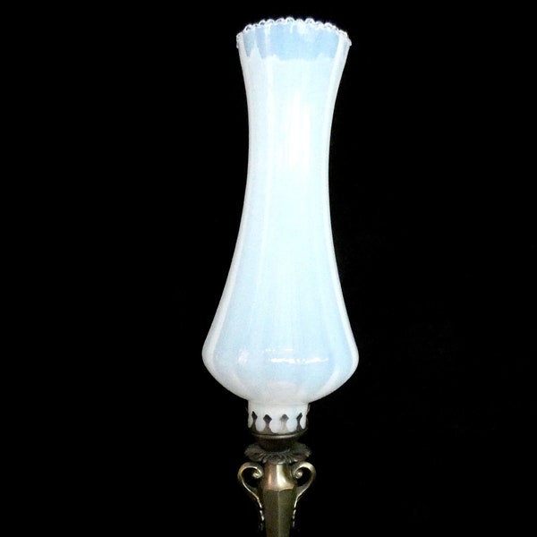 Vintage Franse Opaline Lamp Nachtstandlamp Bloemen Messing Basis Tulpvorm Melkachtig Opaalglas 50s