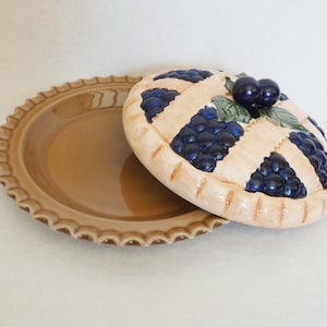 Vintage Franse cakevorm: majolica keramische bak-/ serveervorm met deksel bosbessen