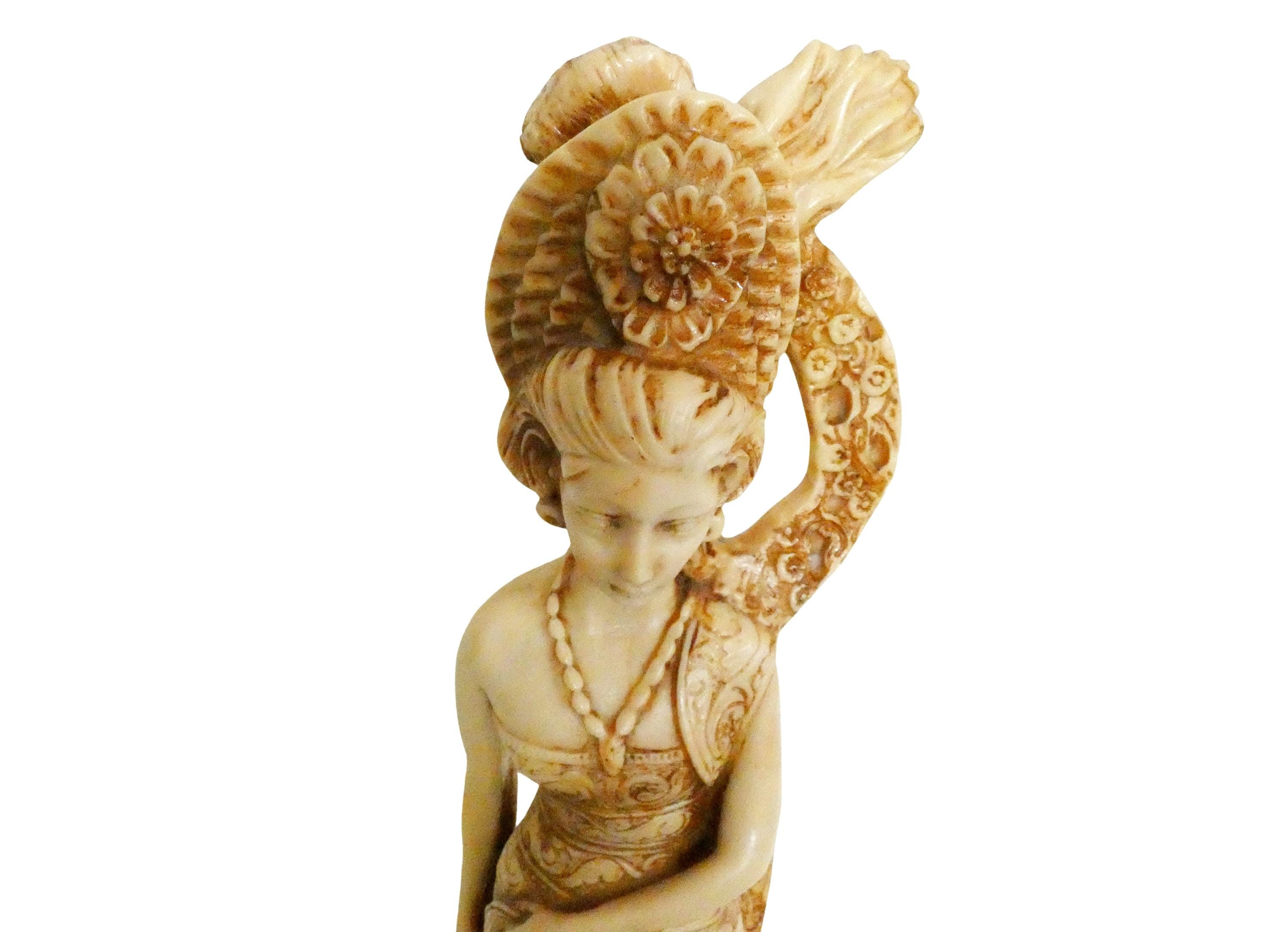 25インチの大型ヴィンテージバリ女性像（豪華に装飾された伝統衣装を身