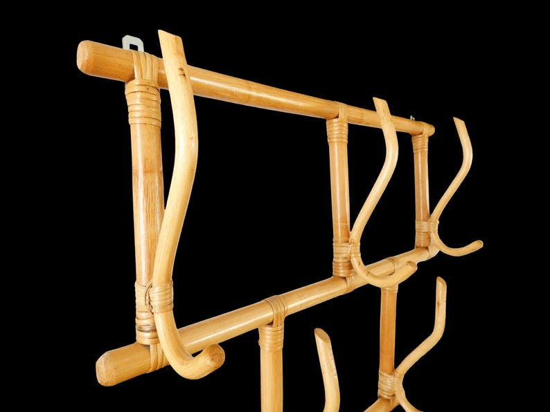 Puede incluir: Un perchero de bamb&uacute; natural con m&uacute;ltiples ganchos. El perchero est&aacute; hecho de bamb&uacute; marr&oacute;n claro y tiene un dise&ntilde;o simple y elegante.