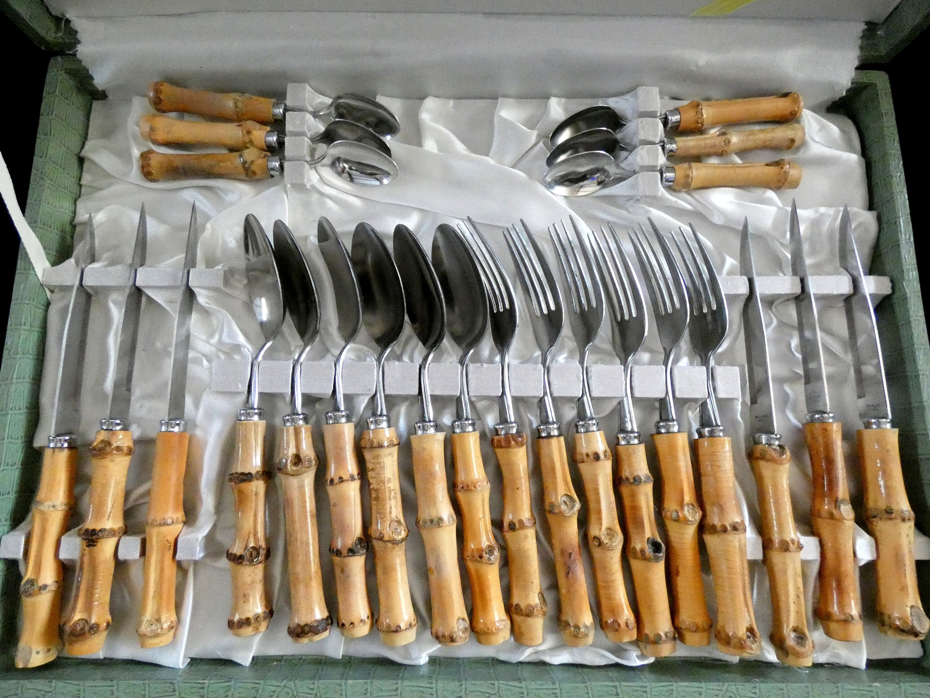 24 Pièces. couverts