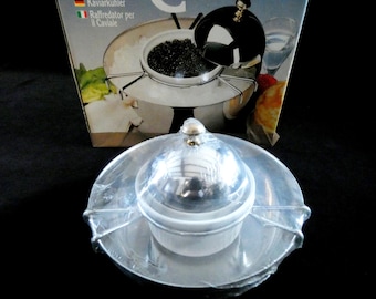 Juego vintage para servir caviar francés: cuenco de porcelana blanca y recipiente para hielo de acero inoxidable.