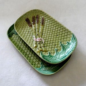 Zestaw do serwowania szparagów w stylu vintage Bordallo Pinheiro Majolica, zielony pleciony talerz do odsączania i kołyska, ceramika z portugalskimi liśćmi kapusty