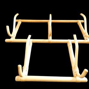 Puede incluir: Un perchero de pared de madera natural con cinco ganchos. El perchero est&aacute; hecho de madera marr&oacute;n claro y tiene un dise&ntilde;o sencillo.