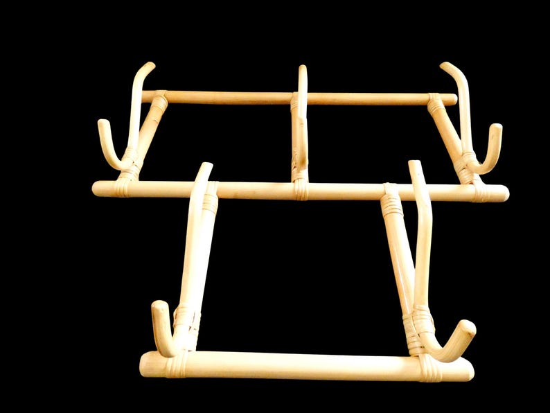 Puede incluir: Un perchero de pared de madera natural con cinco ganchos. El perchero est&aacute; hecho de madera marr&oacute;n claro y tiene un dise&ntilde;o sencillo.