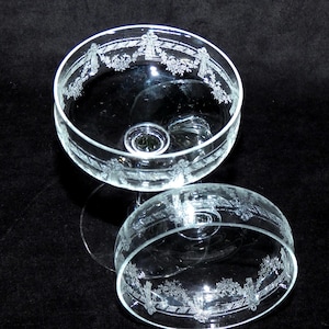 2 seltene antike Meisenthal Kristall Champagner Coupés gravierte Hochzeitsgläser Vintage französische Glaswaren 1927