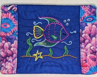 Tapetes de taza con peces bordados