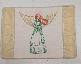 Tapetes de taza con ángeles bordados