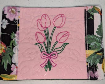 Tapetes para tazas con flores bordadas