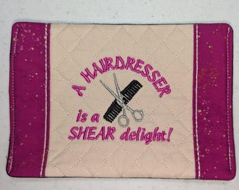 Tapetes para tazas con motivos de ocupaciones bordadas
