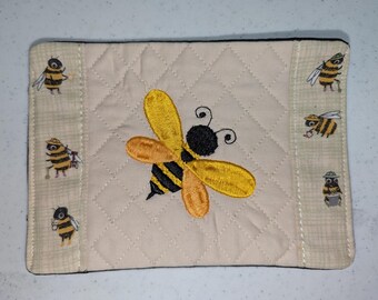 Tapetes para tazas con diseño de abejas bordadas