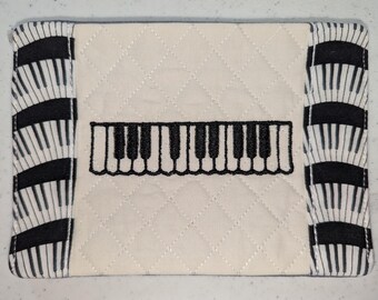 Tapetes bordados con motivos musicales