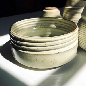 Oatmeal Serving Bowl with Ribbed Texture Rim