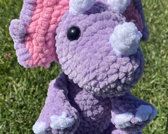 Peluche de triceratops rosa y morado tejido a crochet / Hecho a mano, listo para enviar
