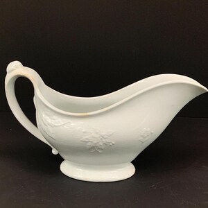 Peut inclure: Panneau en bois rustique avec l'inscription "Welcome to our home" en lettres blanches. Le panneau présente une finition vieillie et un design simple et accueillant, idéal pour la décoration de la porte d'entrée.