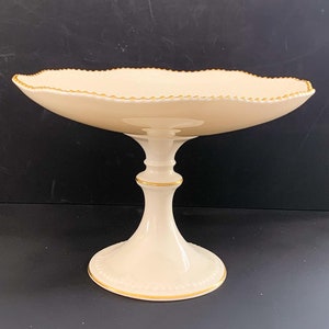 Compota de porcelana Lenox vintage color marfil con pedestal y detalles en oro de 24 quilates.