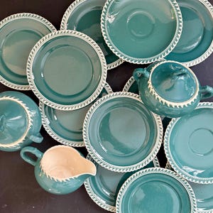 Platos, platillos o azucarero y cremera Harker Corinthian vintage en verde azulado oscuro Pate Sur Pate