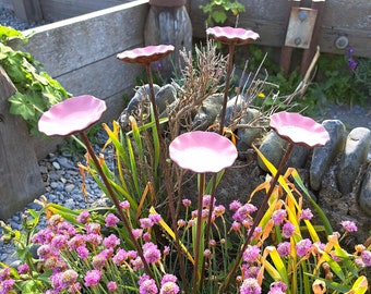 Charco de mariposas. Estaciones de alimentación de mariposas y abejas. Conjunto de tres decoración de esculturas de jardín.