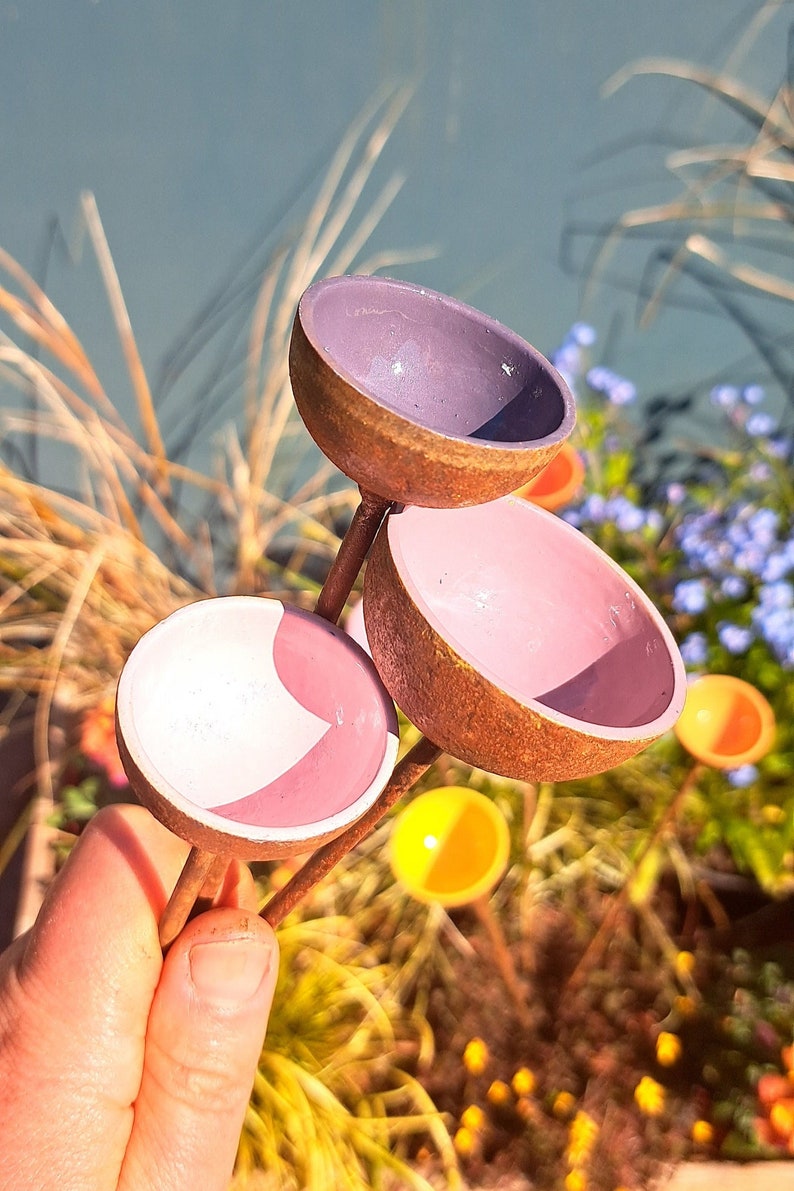 Estación de agua para abejas y mariposas. Juego de tres tazas Decoración de esculturas de jardín. El conjunto de alhelí Pink Purple Violet