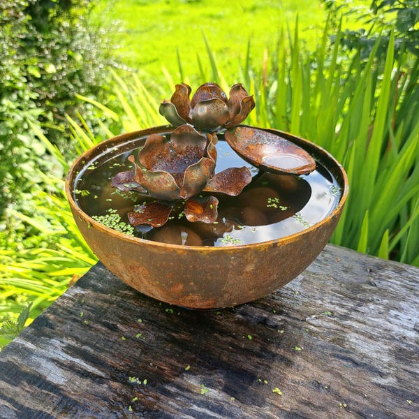 Cuenco de agua para jardín con flores de lirio - Plato de agua para fauna silvestre para jardín