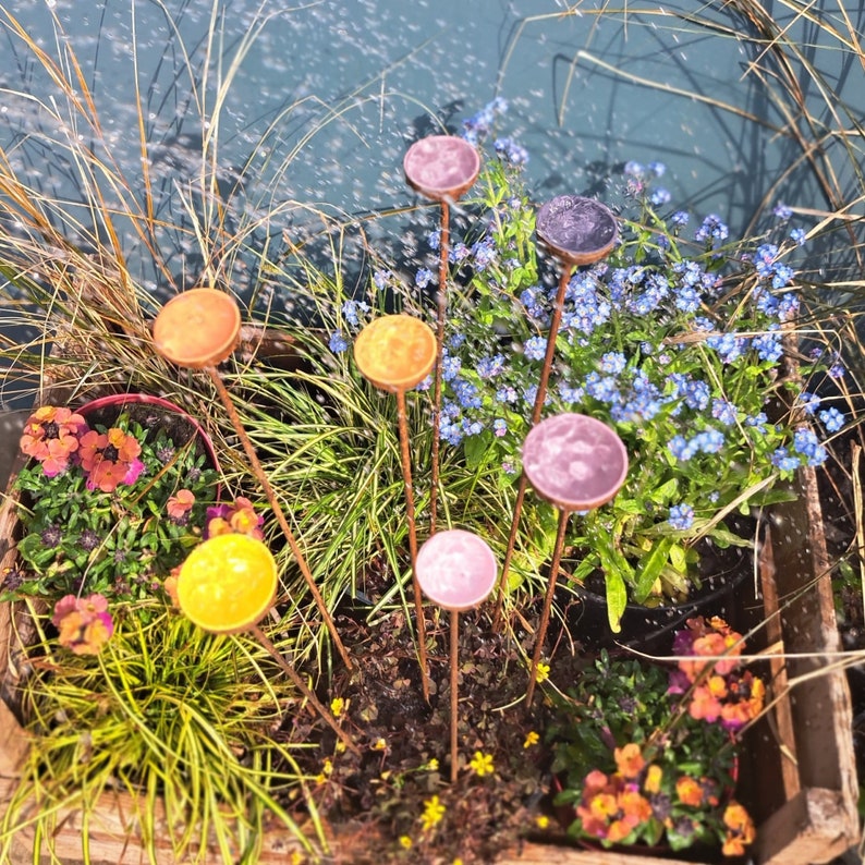 Estación de agua para abejas y mariposas. Juego de tres tazas Decoración de esculturas de jardín. El conjunto de alhelí imagen 3