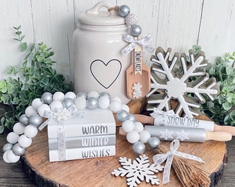 Schneeflocke Winter Tiered Decor, Schneeflocke Bücherstapel, Schneeflocke Holzperlengirlande, Mini Holz Bücherstapel, Schneeflocke Winter Kaffee Bar Dekor