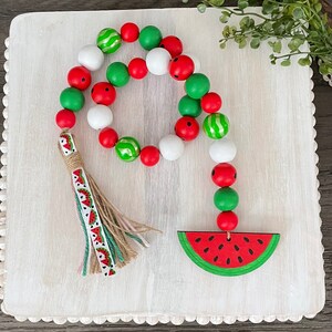 Bauernhaus Wassermelonengirlande, Wassermelonenholzperlengirlande, abgestuftes Tablettdekor, Bauernhausdekor, Sommerwassermelonendekor, Sommergirlande