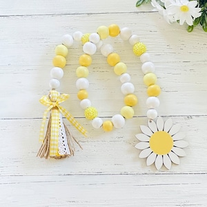 Farmhouse Spring Daisy Garland, Spring Wood Bead Garland, Spring Decor, Mother’s Day Flower Garland, Tiered Tray Decor, Wooden Beads, Easter