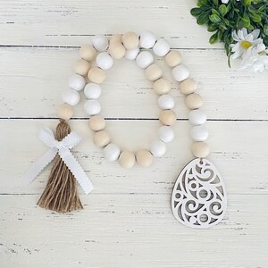 Guirlande d&#39;oeufs de Pâques de ferme, guirlande de perles en bois neutre, décoration de Pâques, guirlande de perles de Pâques, décor de plateau à plusieurs niveaux de printemps, décoration de printemps