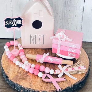 Breast Cancer Awareness gelaagd dienblad decor, boerderij decor, houten kralenslinger, mini houten boeken, deegroller, bord borstkanker overlevende