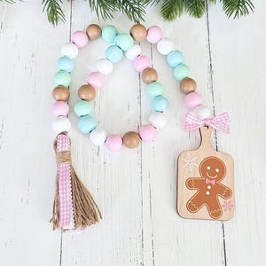 Roze peperkoekslinger Pastel peperkoekdecor Kerstmis warme cacao reep decor kerstslinger gelaagde lade decor houten kralen slinger