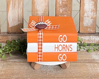 Mini pila de libros de madera estilo granja, libros de madera, decoración inspirada en el fútbol americano universitario, bandeja decorativa de varios niveles con temática de fútbol americano de Texas, pequeños obsequios para estudiantes universitarios.