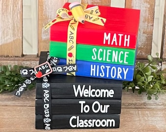 Mini pila de libros de madera estilo granja, libros escolares de madera, decoración para el aula, pilas de libros escolares de madera, decoración de bandeja escalonada con temática escolar, regreso a clases