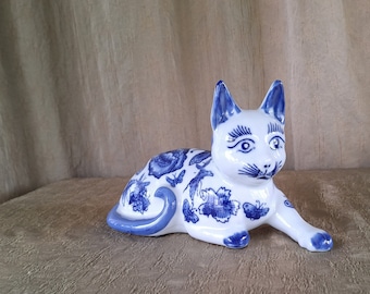 Vintage Chinoiserie Cat Statue: Chinese Porcelain Decor