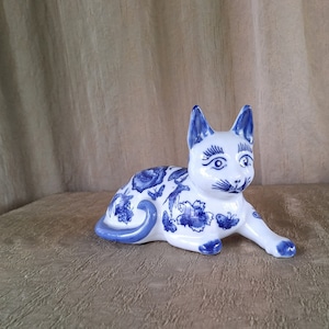 Vintage  Chinoiserie Cat. Oriental Cat Statue.  Chinese Porcelain Cat.