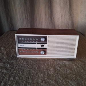 Vintage RCA Radio.  Mid century table top radio. Working Vintage Radio.