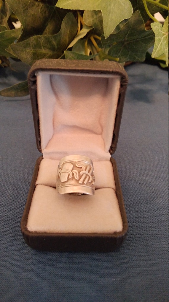 Vintage Sterling Silver Embossed Ring. The design 