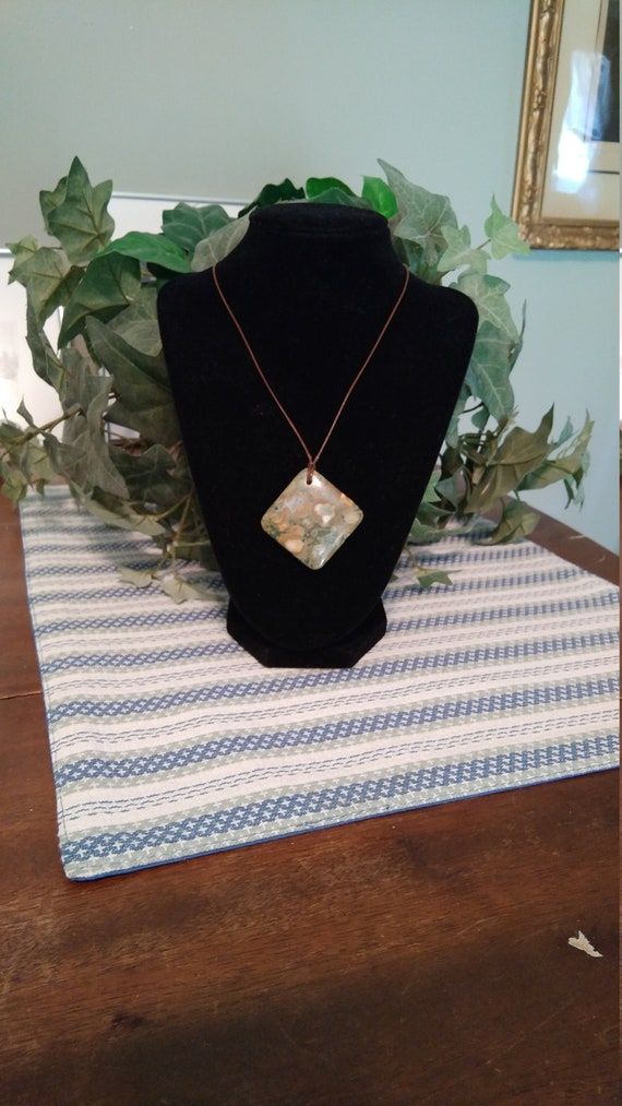 Agate pendant necklace. Metal clasp and cord chain