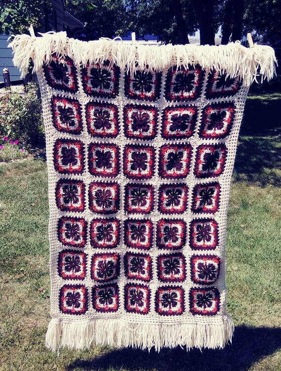 ラグ・カーペット vintage granny blanket blanket Vintage Granny Square Afghan Lap Blanket. Hand Made With Fringed