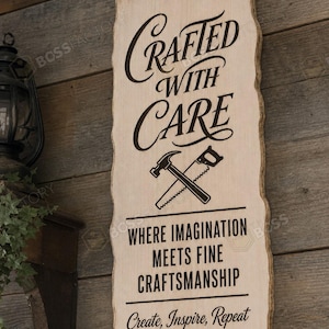 Puede incluir: Un letrero rectangular de madera clara con borde natural, que presenta texto en negro que dice "CRAFTED WITH CARE", "WHERE IMAGINATION MEETS FINE CRAFTSMANSHIP" y "Create, Inspire, Repeat", junto con un gráfico de un martillo y una sierra cruzados.