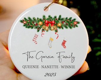 Personalisierte 2025 dreiköpfige Familie Keramik Weihnachtsverzierung / Kundenspezifische neue Familienverzierung / Keramik-Andenken / Babys erste Weihnachtsverzierung