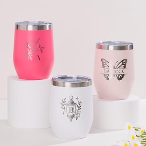 Personalisierter gravierter Weinbecher mit Deckel / Kundenspezifisches Weinglas / Personalisierter Thermobecher / Romantisches Geschenk für Sie oder Ihn / Brautjungfer Geschenk