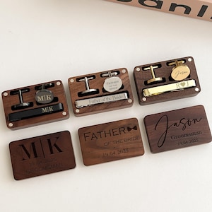 Puede incluir: Conjuntos de regalo de madera con gemelos, pinzas para corbata y cajas grabadas. Los conjuntos incluyen gemelos con iniciales y los textos "Padre de la novia" y "Groomsman", con la fecha 19.04.2025.